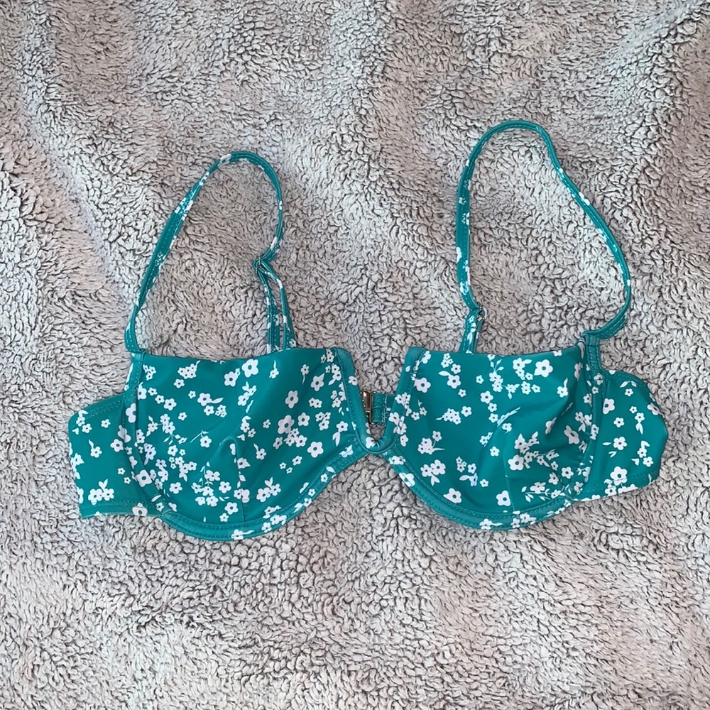 SHEIN Calico V-Wired Bikini Top